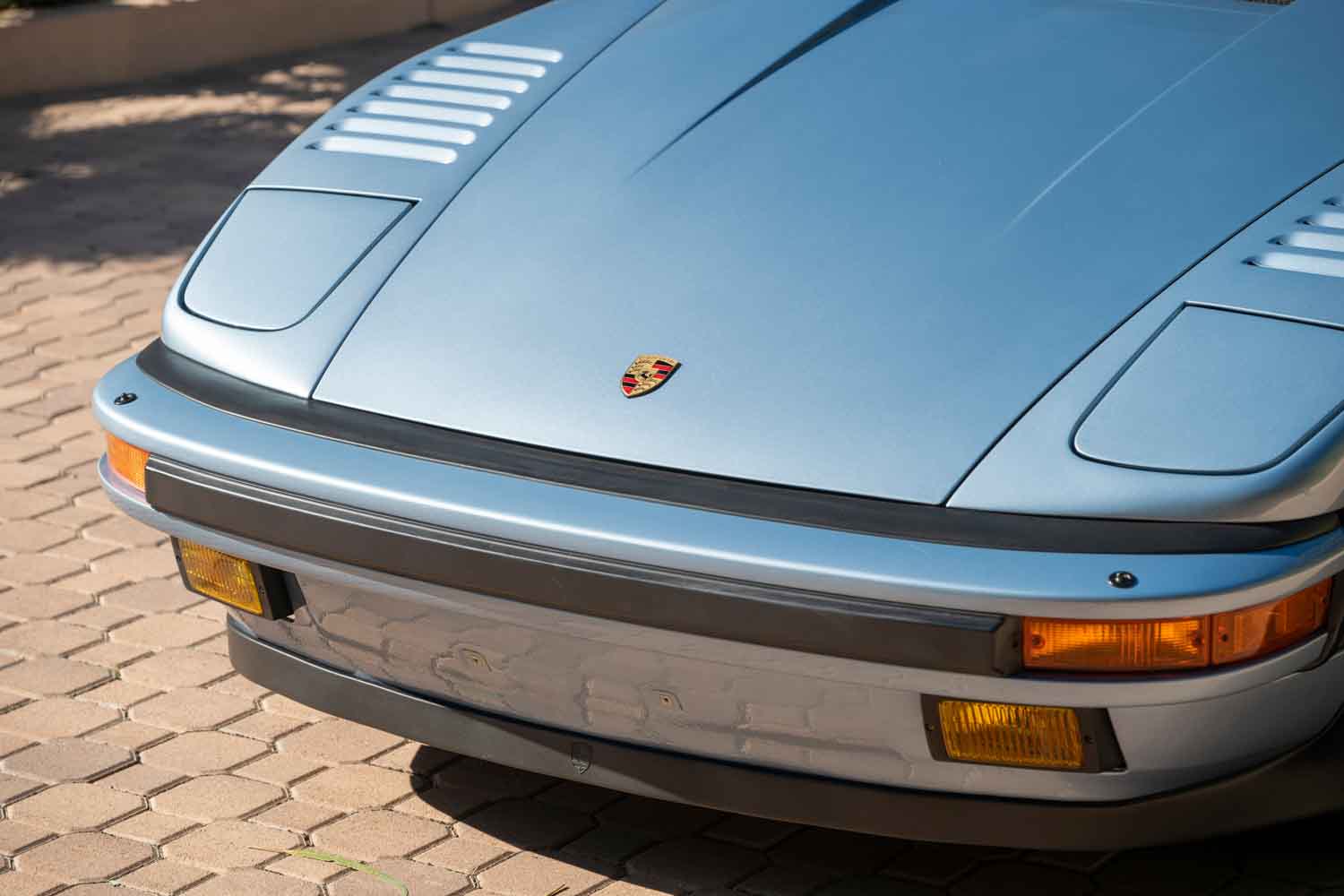 世界に1台だけのカラーを纏う「911ターボ フラットノーズ
