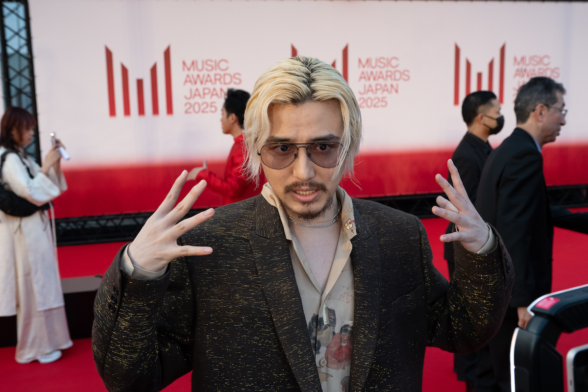 藤井 風、個性的なスーツで『MUSIC AWARDS JAPAN 2025』レッド