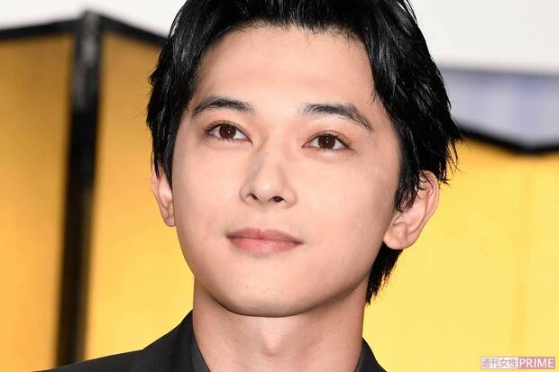 吉沢亮、“目元、殴られた？”と不安になるような衝撃メイクを公開に「アートすぎて理解できない」