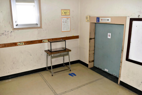 操作ミスで給食エレベーター故障、保護者が階段で１か月半運び上げ…「暑くなる前に終わりそうでよかった」