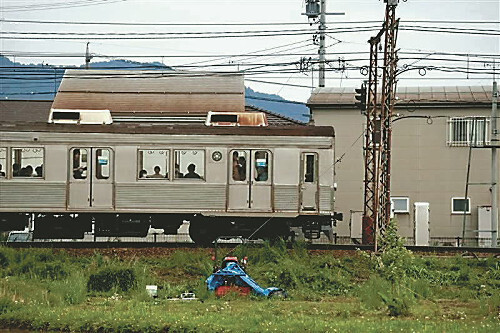 金属パイプの小屋が衝突し乗客死亡…視界不良で運転見合わせ、再開７分後の惨事