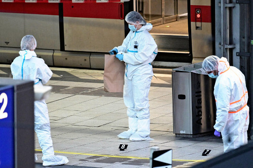 ハンブルク中央駅で刃物で１８人襲われ４人重体…ドイツ国籍の３９歳の女を拘束