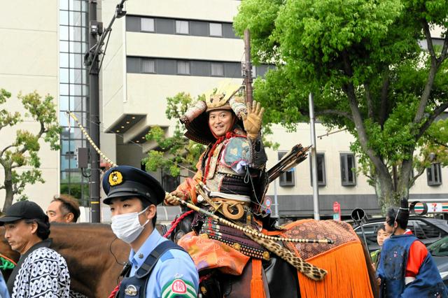 斎藤知事が武者行列で楠木正成役に　沿道には知事批判のプラカードも
