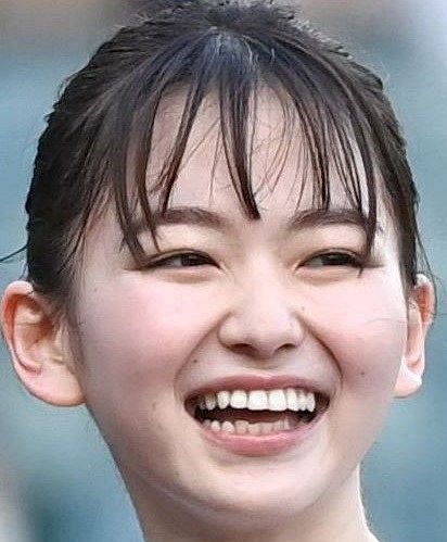 素肌チラ見せ…24歳人気女優、始球式の〝ユニ姿〟が大反響「モチモチ」「透明感」「たまらなく萌え」の声続々!