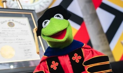 超人気カエルが米大学で卒業スピーチ「人生はひとり芝居じゃない」