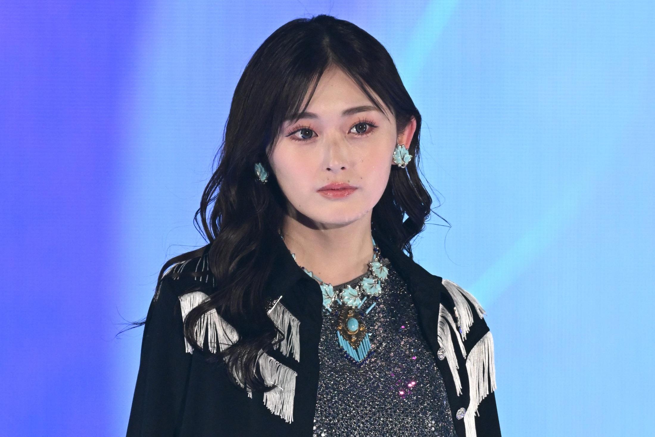 ゆうちゃみ＞美脚ちら見せの個性派レイヤードコーデ ほっそり