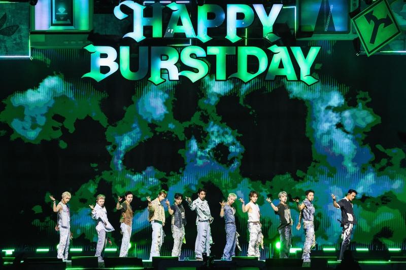 SEVENTEEN、潜水橋で異例の10周年記念パーティーを開催！約6万人