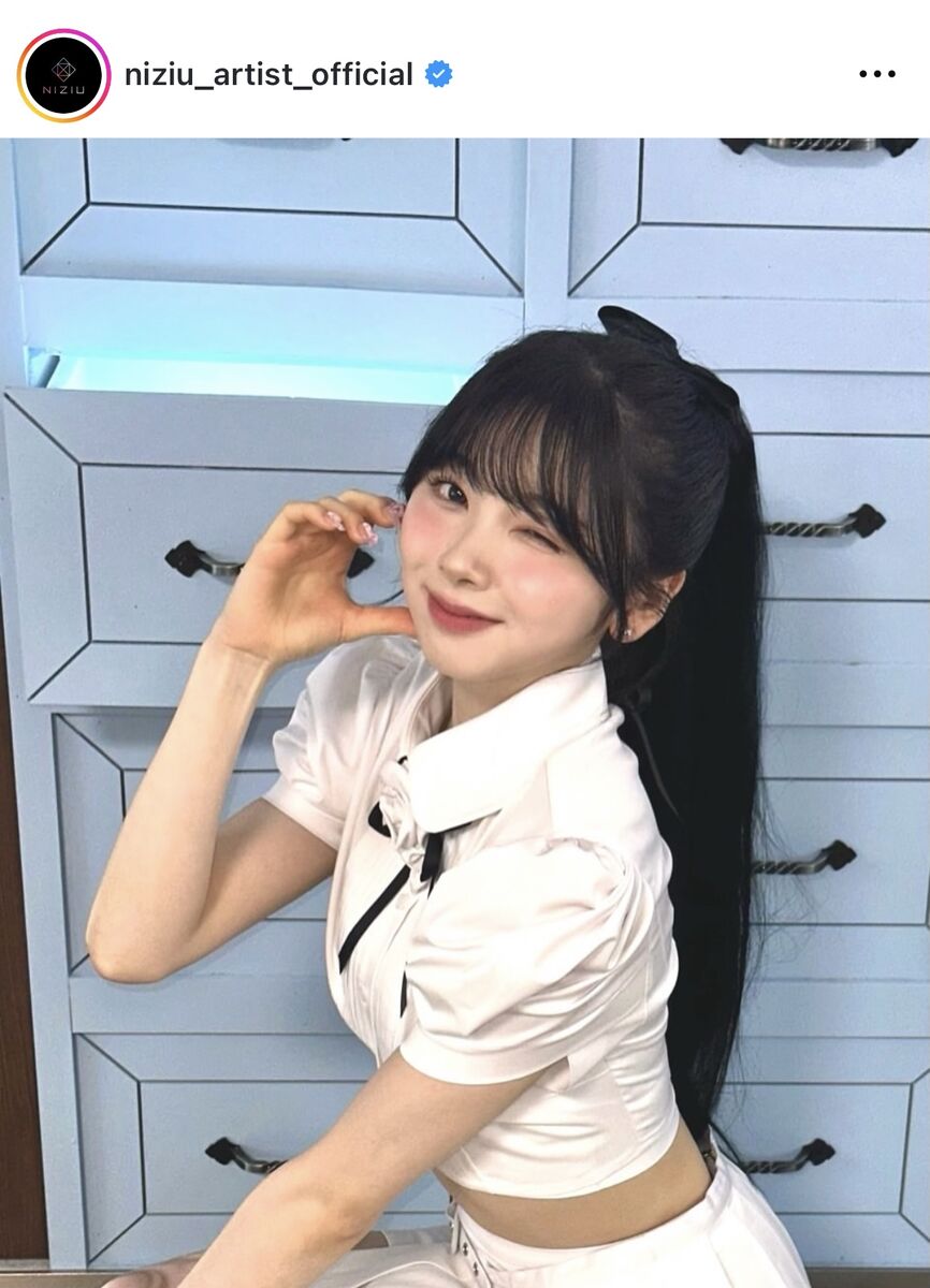 NiziU・ミイヒ、超ミニ丈トップス×ミニスカ衣装で美腹筋
