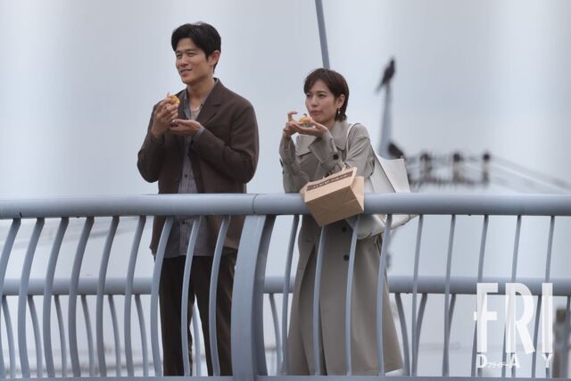 鈴木亮平&戸田恵梨香…橋の上でシュークリームを美味しそうに頬張る「意外すぎるツーショット」姿 鈴木亮平&戸田恵梨香…橋の上でシュークリームを美味しそうに頬張る「意外すぎるツーショット」姿