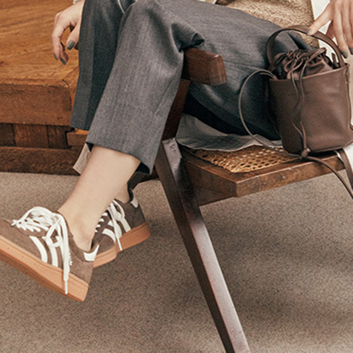 UGG、アディダスetc.】カジュアルコーデは”ブラウンスエードの靴