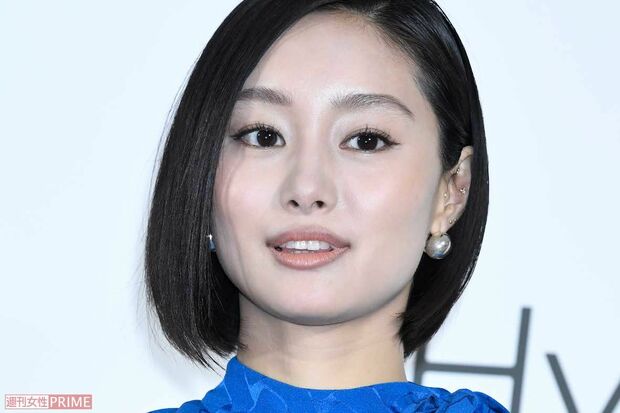 「32歳でこれは…」忽那汐里の衝撃“幼いコーデ”に「事故るやつ」独特ファッションに驚愕