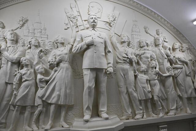 スターリン彫像復活に賛否 モスクワの地下鉄駅 スターリン彫像復活に賛否 モスクワの地下鉄駅