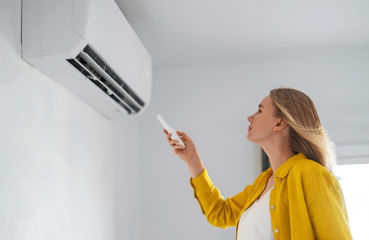 エアコンの設定温度「22℃」と「25℃」で、毎月の電気代はどれだけ