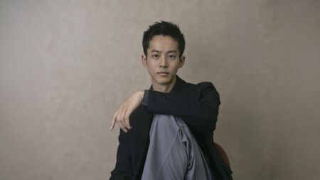 デビュー15周年の松坂桃李「家庭を持ってから考えるようになったこと」。最新作で共演の”大御所俳優”との思い出も聞いた《独自インタビュー》