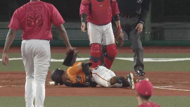 巨人　若林選手　投入れサインボール 巨人 坂本勇人 選手 投げ入れ サイン入りボール 展示中 in