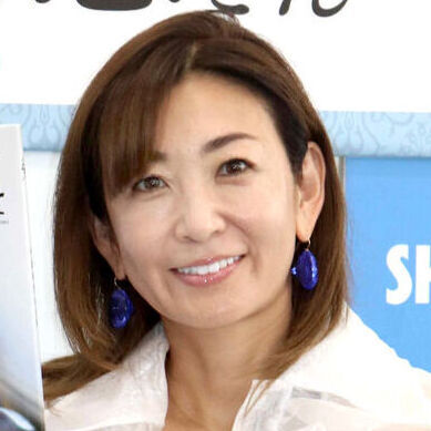 ５６歳の水着姿にくぎ付け！美スタイル披露「めちゃ綺麗」「美しいです」美魔女の色気たっぷり