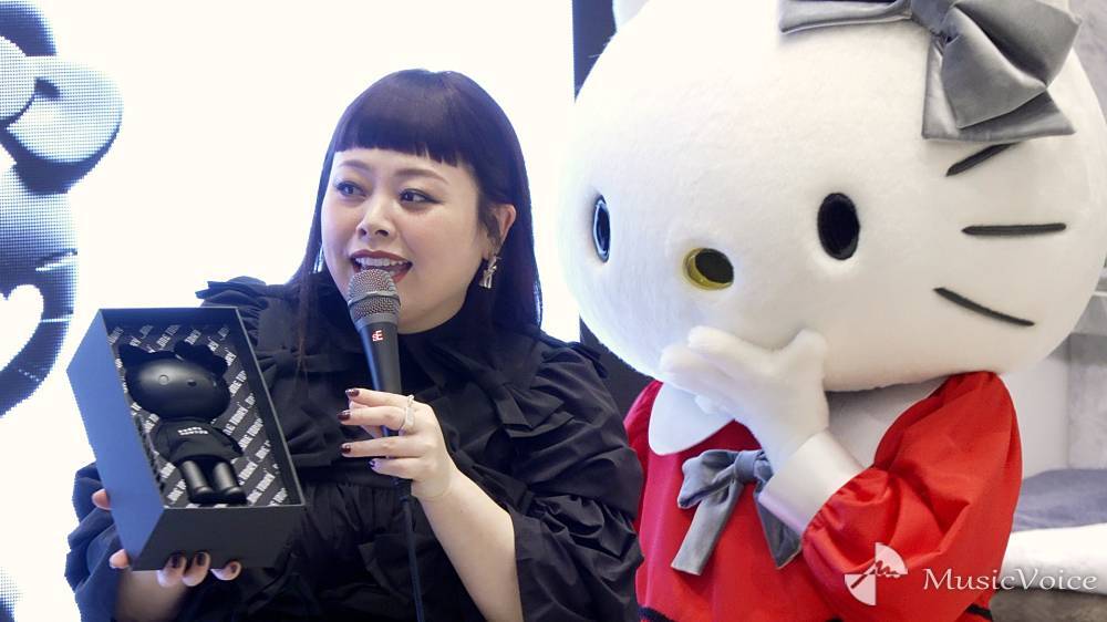 渡辺直美、初お披露目ハローキティ ブラックに感激 「かわいい