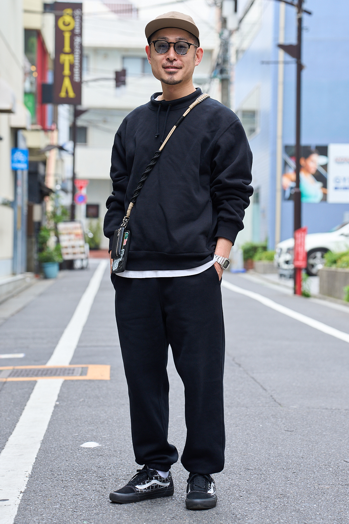 大人のGU活用法を街角スナップで。3名が愛用していたのはデニム