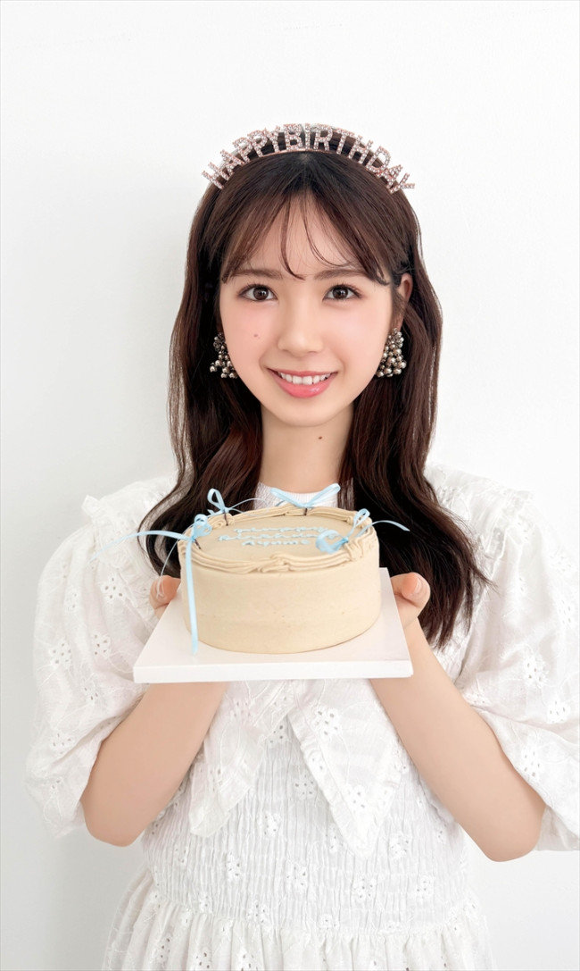 乃木坂46・筒井あやめ、バースデーティアラのお姫様ショット