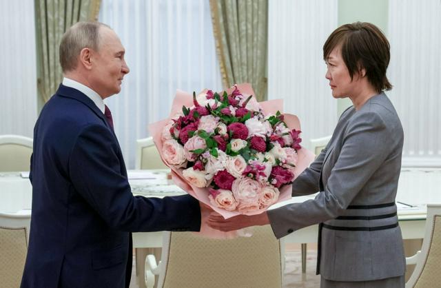 プーチン氏、昭恵氏と面会　安倍氏を「忘れぬ」　対日関係改善模索か