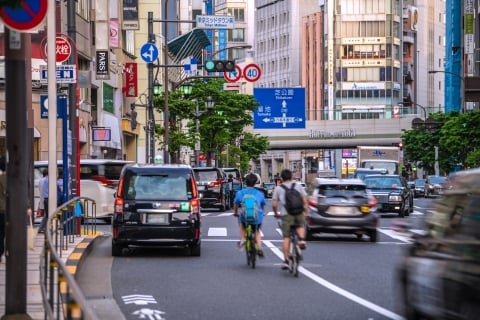 左折時のビタ寄せ運転、自転車ユーザーは「危険、迷惑だ」 法律のルールはどうなってる？
