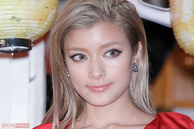 またもや「謎ファッション」ローラの“梅干し作り”姿に「意味ある？」衝撃の格好が物議