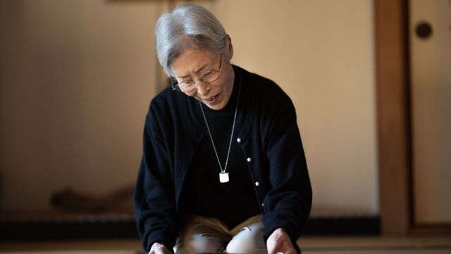 〈年金月38万円〉安泰の老後が74歳夫の突然死で一変。69歳妻〈まさかの遺族年金額〉に「年金はどこに消えたのよ!」と詰め寄るも、年金事務所の残酷な回答に撃沈 〈年金月38万円〉安泰の老後が74歳夫の突然死で一変。69歳妻〈まさかの遺族年金額〉に「年金はどこに消えたのよ!」と詰め寄るも、年金事務所の残酷な回答に撃沈
