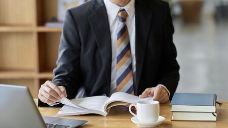 東大卒などの偏差値エリートは、なぜ知識を増やすほど愚かに見えるのか！古代中国の思想家が説く「バカの壁」に陥る人、乗り越える人！