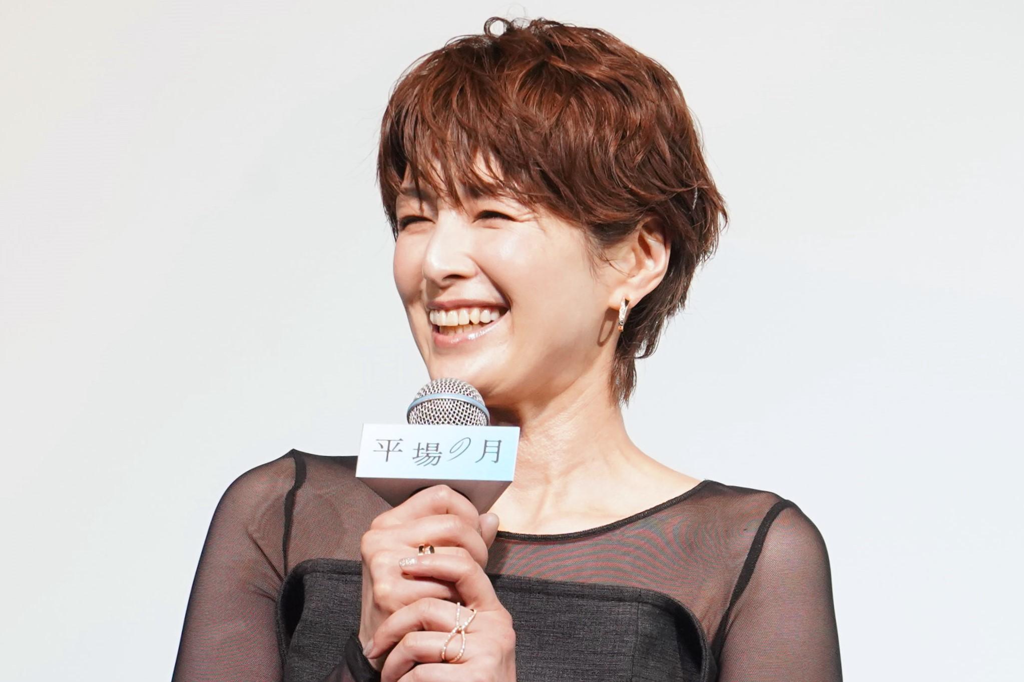 吉瀬美智子＞透け感たっぷり大人の装い 美脚も見せてシンプル
