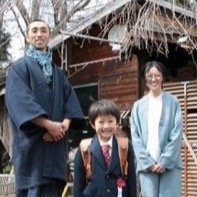 「トイレットペーパー代わりに葉っぱ」の“自給自足”生活を送る３人家族の息子が小学校へ…「子どもがかわいそう」の声も、両親と子どもが語る幸せのカタチ