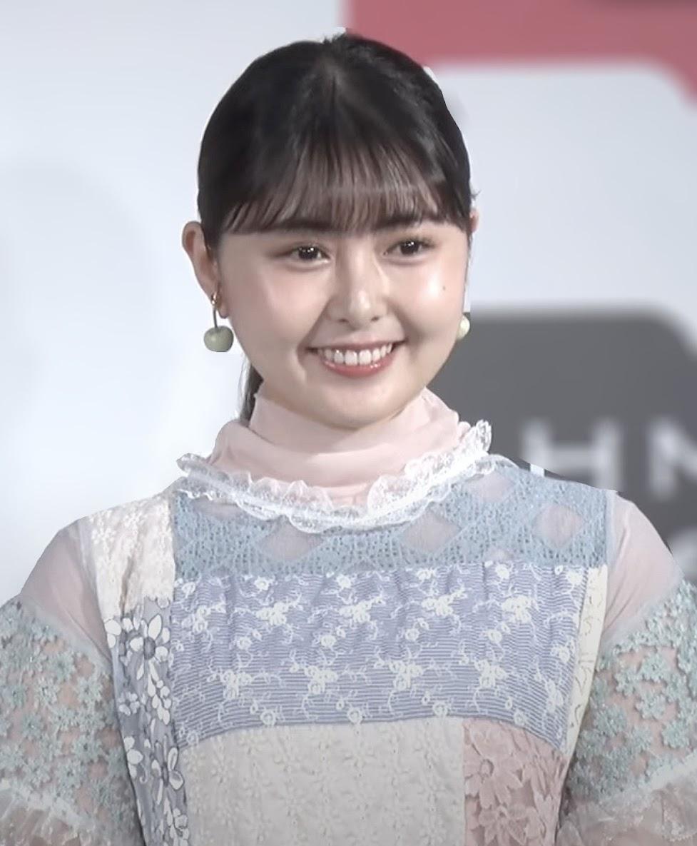 頓知気さきな＞bisモデルが主役級スイムウエア姿 ニットの