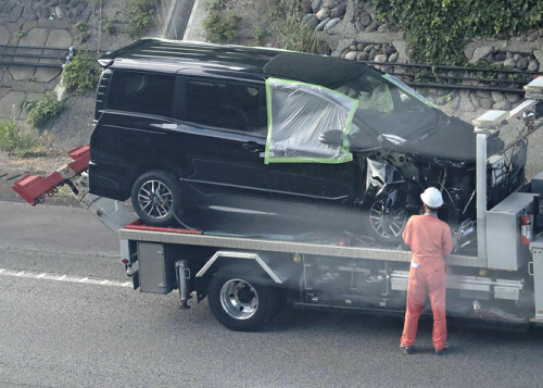 市道から東名高速に車が落下・横転、同乗の子ども２人搬送…運転者逃走「のり面をはい上がる男の姿」