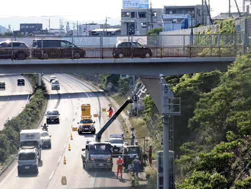 車に置き去りの２人、逃走した４７歳の子供ではなく…陸橋から東名高速に落下し横転