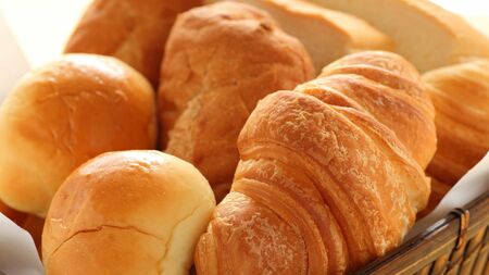食卓に欠かせない食パンに、フランスパン、クロワッサン…「たんぱく質」の摂取にベストなパンは？