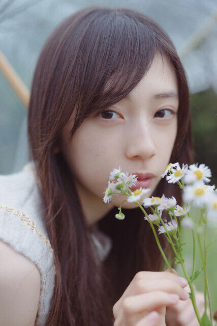 乃木坂46の17歳、矢田萌華が週プレのグラビアに初登場！「目指していた医者のように、今はアイドルとして"誰かのよりどころ"になりたい」