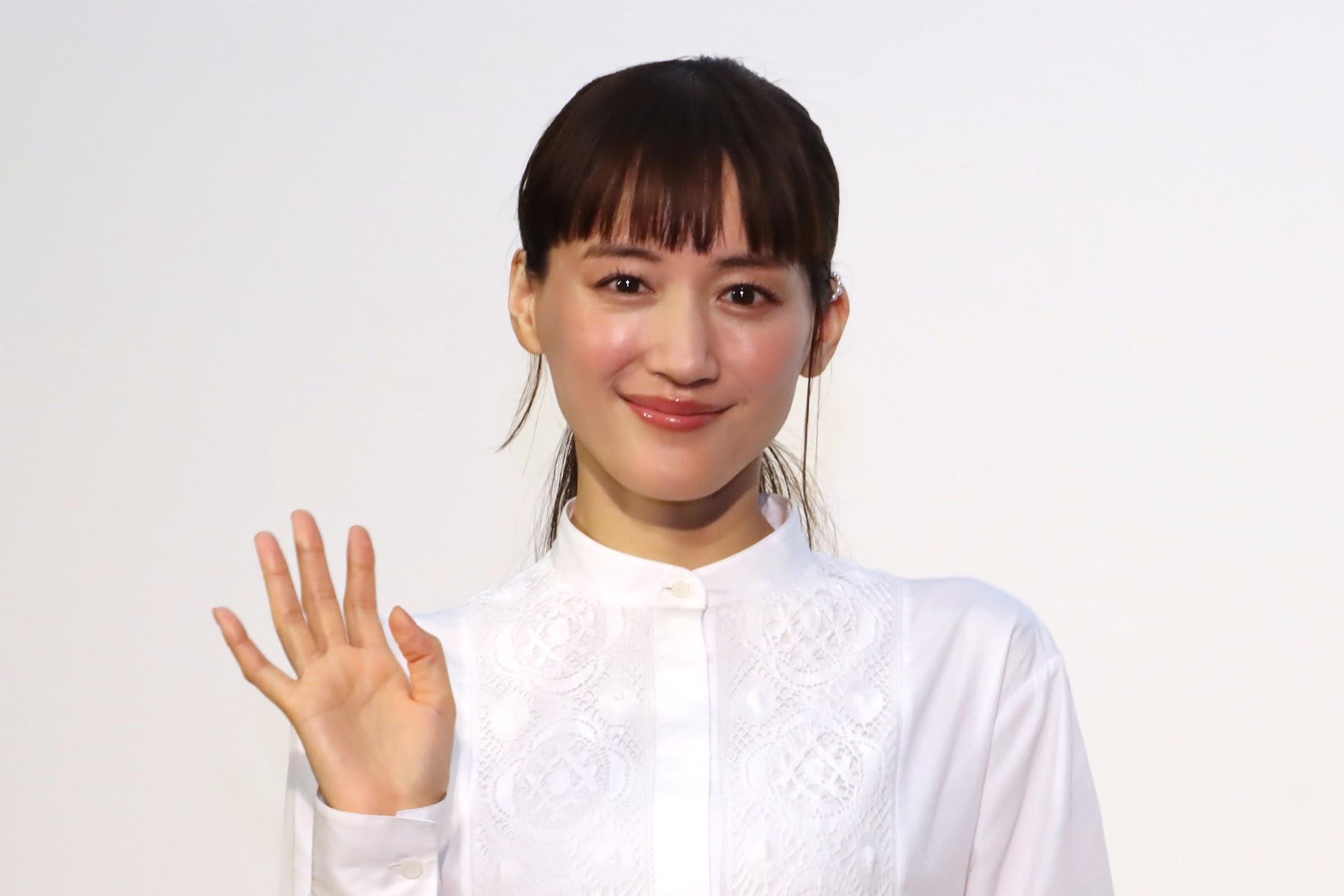 Miu Miu セミシアー ドレス 〜綾瀬はるかさん 着用〜 綾瀬はるか：美脚ちら見せ爽やかホワイトコーデ ふんわりシャツ