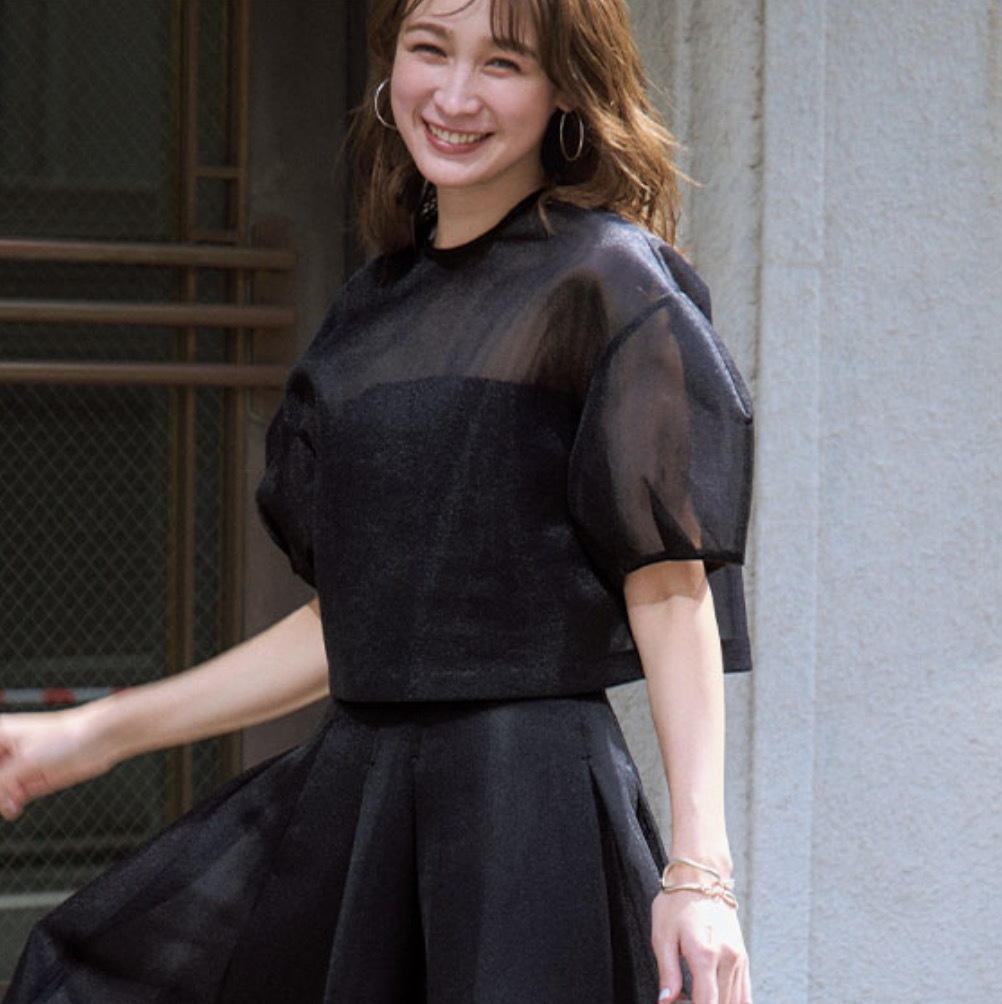 結婚式のお呼ばれ服】“黒”でも着映えする『超優秀セットアップ