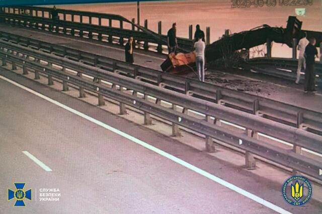 クリミア橋、基礎を爆破 ウクライナ保安局 クリミア橋、基礎を爆破 ウクライナ保安局