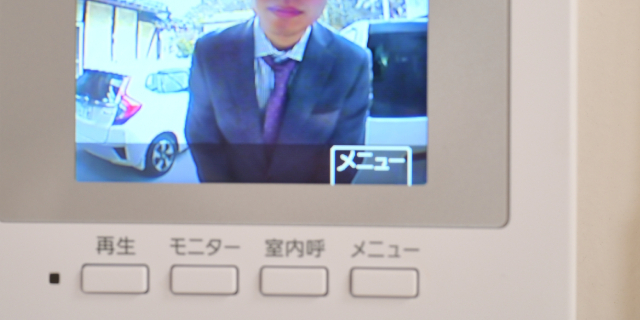 「回線工事の説明を…」突然のピンポンで“オートロック解除”要求、正体は訪問販売？　「ウソの理由」で“鍵”開錠させることの法的問題