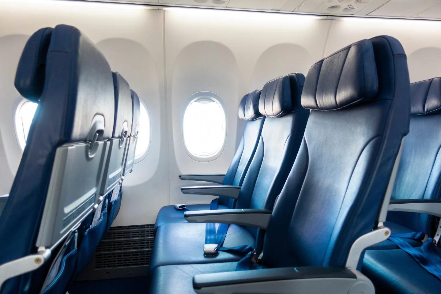 飛行機の座席「窓側vs通路側」どっち派？なぜ人は窓側を選びたが