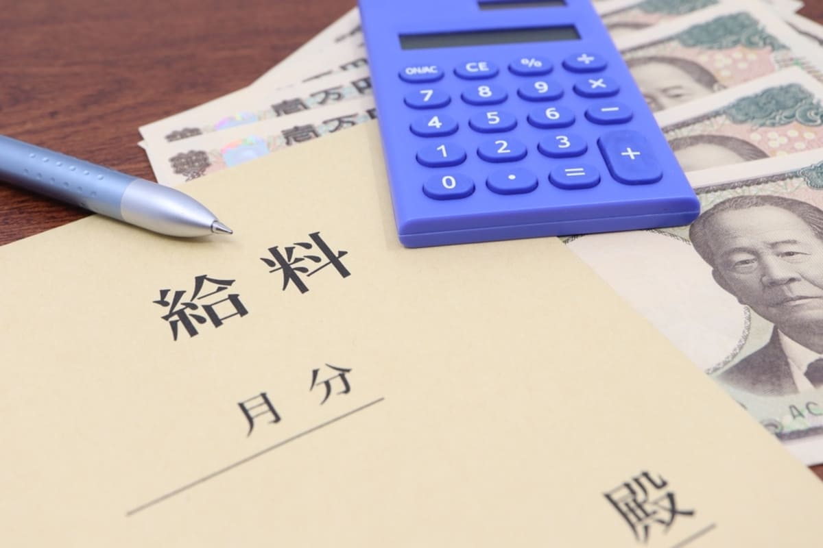 統計データを見ながら年収800万円の生活レベルについて考えるビジネスパーソン