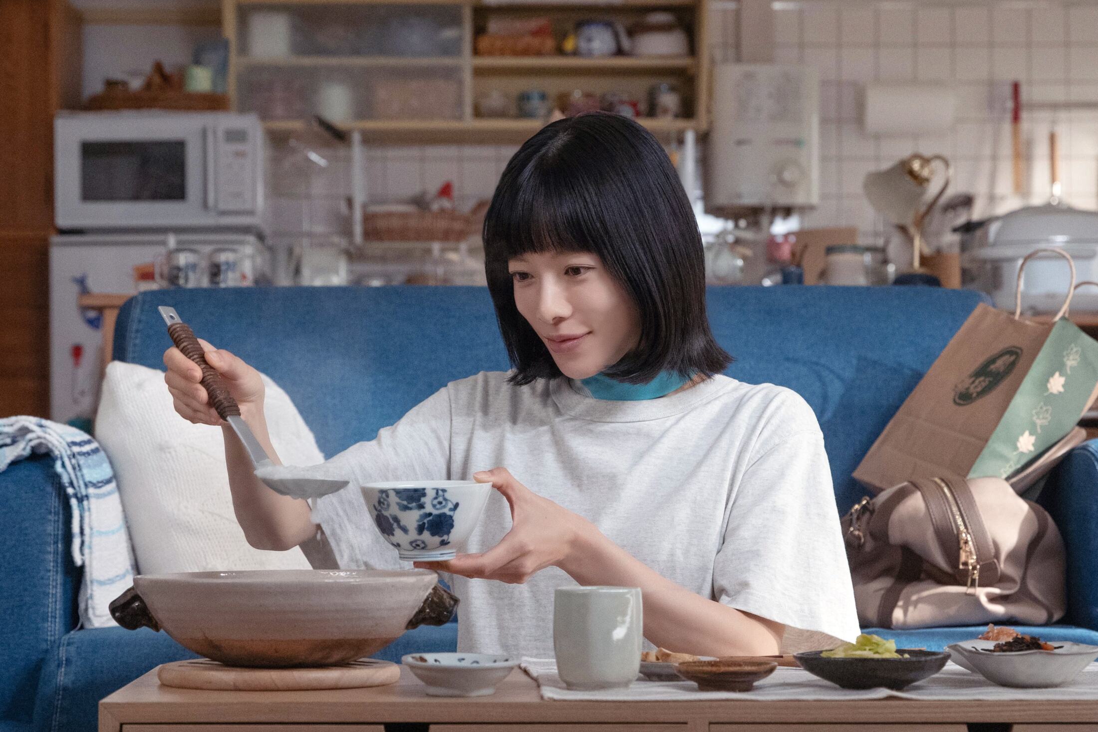 ドラマ「しあわせは食べて寝て待て」より、主人公の麦巻さとこ（桜井ユキ）と大家の美山鈴（加賀まりこ）、同居人の羽白司（宮沢氷魚）が食卓を囲む温かい一場面。