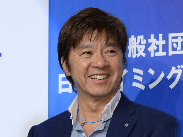 他界した父は元国民的アイドル！21歳イケメン息子が金髪→黒髪に変身「夏をお楽しみに」と予告