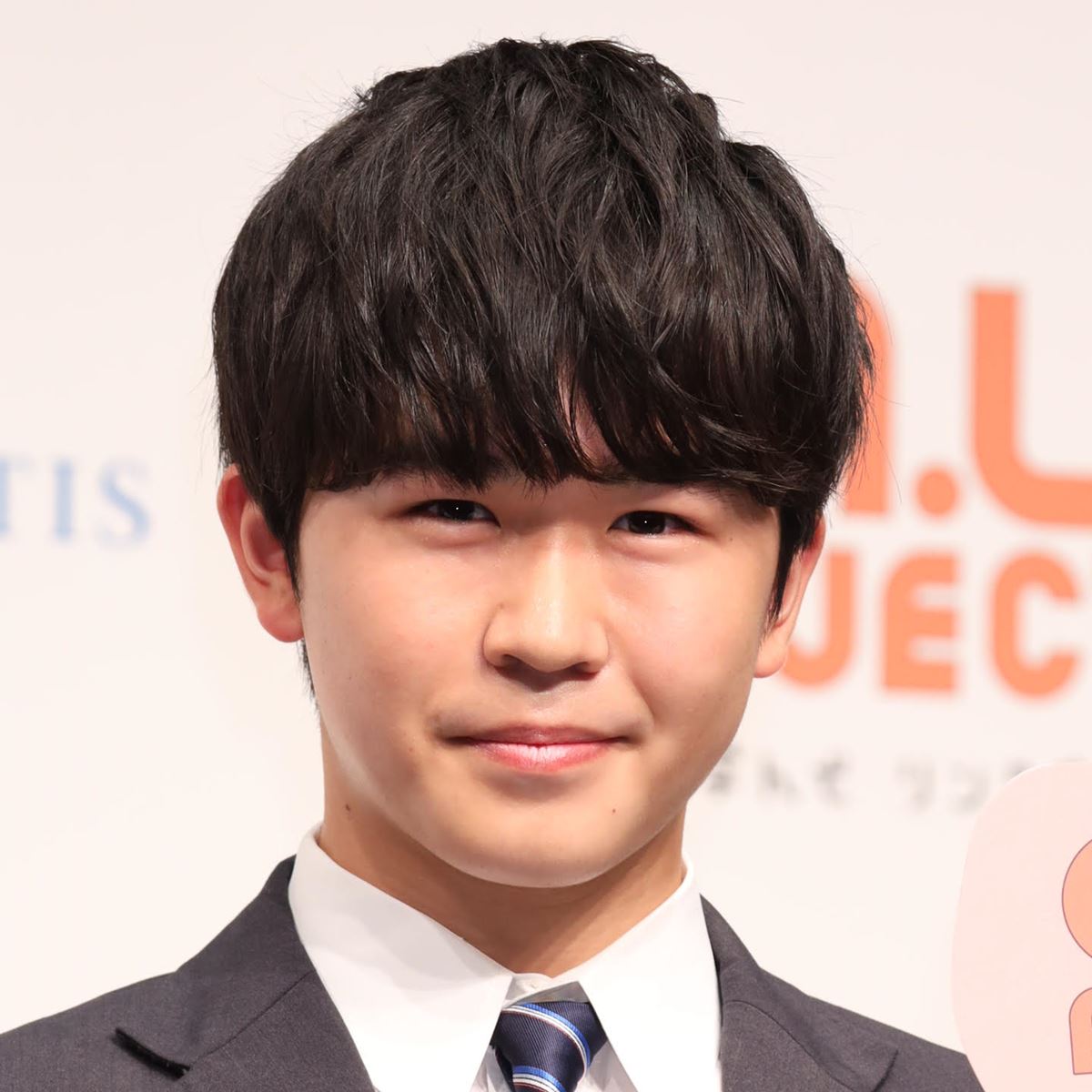 NHK「鶴瓶の家族に乾杯」で鈴木福（左）に芦田愛菜との関係について質問する笑福亭鶴瓶（右）