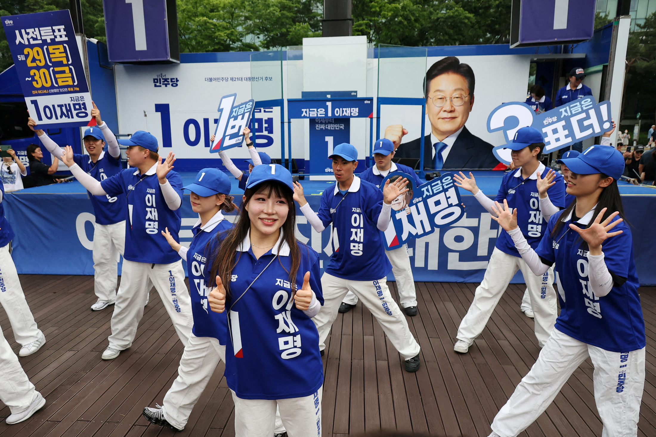 韓国大統領選の選挙活動中、ソウルで抗議活動を行う若い女性たち。ジェンダー平等を訴える姿