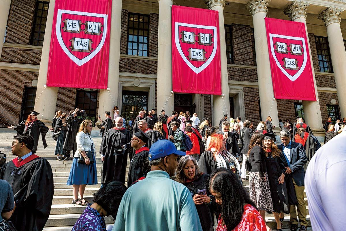 ハーバード大学の卒業式に集まった学生たち。政権による圧力が強まる中でも学びの価値を示す。