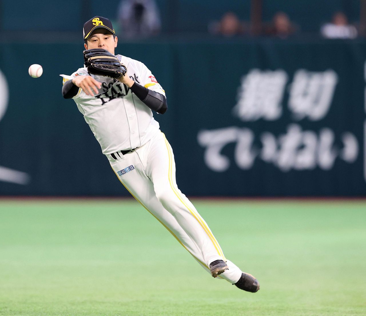 珍しいポロリも…】華麗なグラブ捌きを披露 今宮健太＆川瀬晃の1