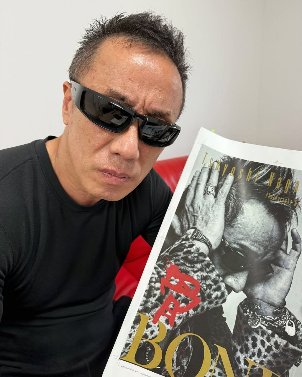 長渕剛さんがインスタグラムに投稿した線路上の自撮り写真