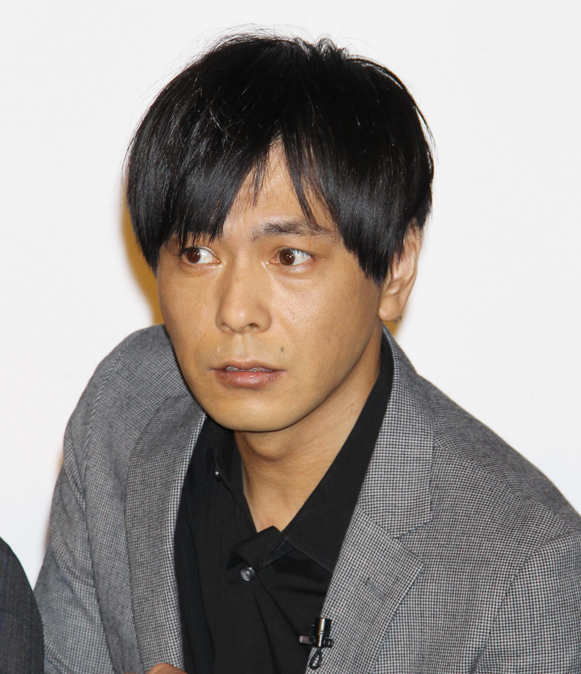 次長課長・井上聡氏の肖像。過去の男前ランキングで人気を集め、現在はゲームや絵画に熱中している姿を連想させる。