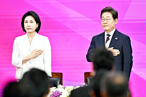 韓国国会で就任式に出席する李在明新大統領（写真右）